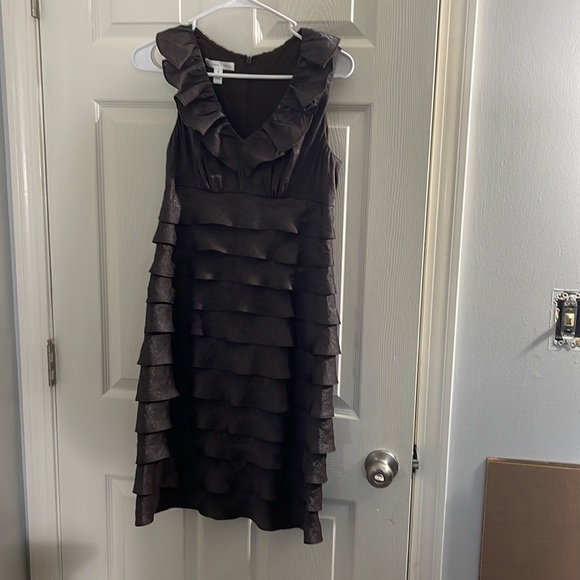 London Times Women's Ruffled dress, size 4 - Picture 7 of 7